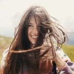 Lächelnde Frau mit wehendem Haar